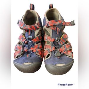 Keen boys trail sandals blue and orange camo. 4